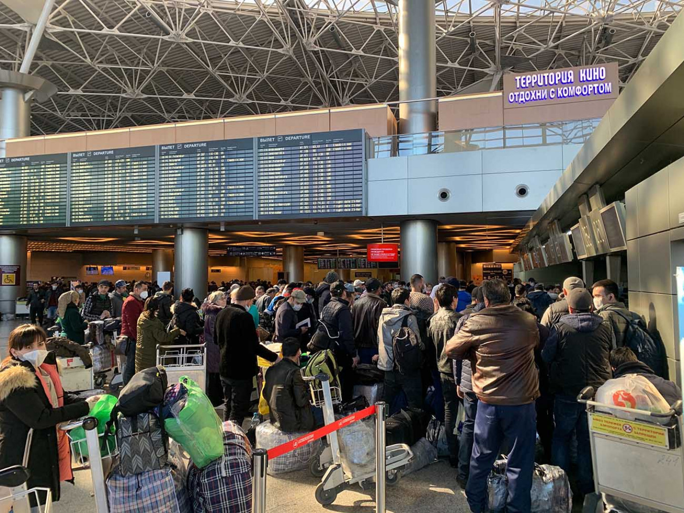 Толпы граждан Узбекистана надеялись попасть на чартерный рейс в Ташкент. Эван Гершкович / MT