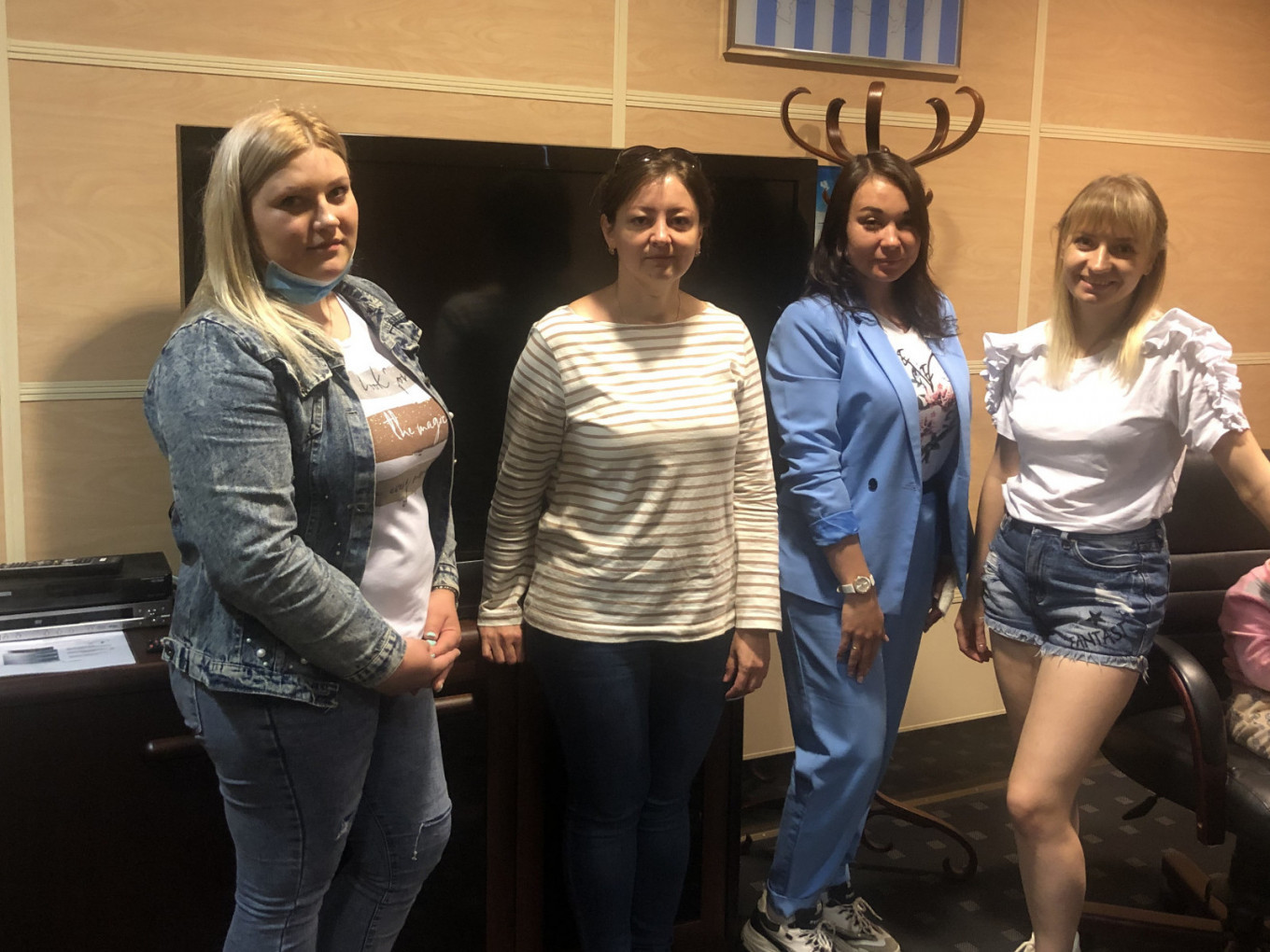 Матери больных детей ждут, чтобы сесть на частный самолет в аэропорту Внуково и получить шанс спасти зрение и жизнь своих детей. Соня Копелев / The Moscow Times