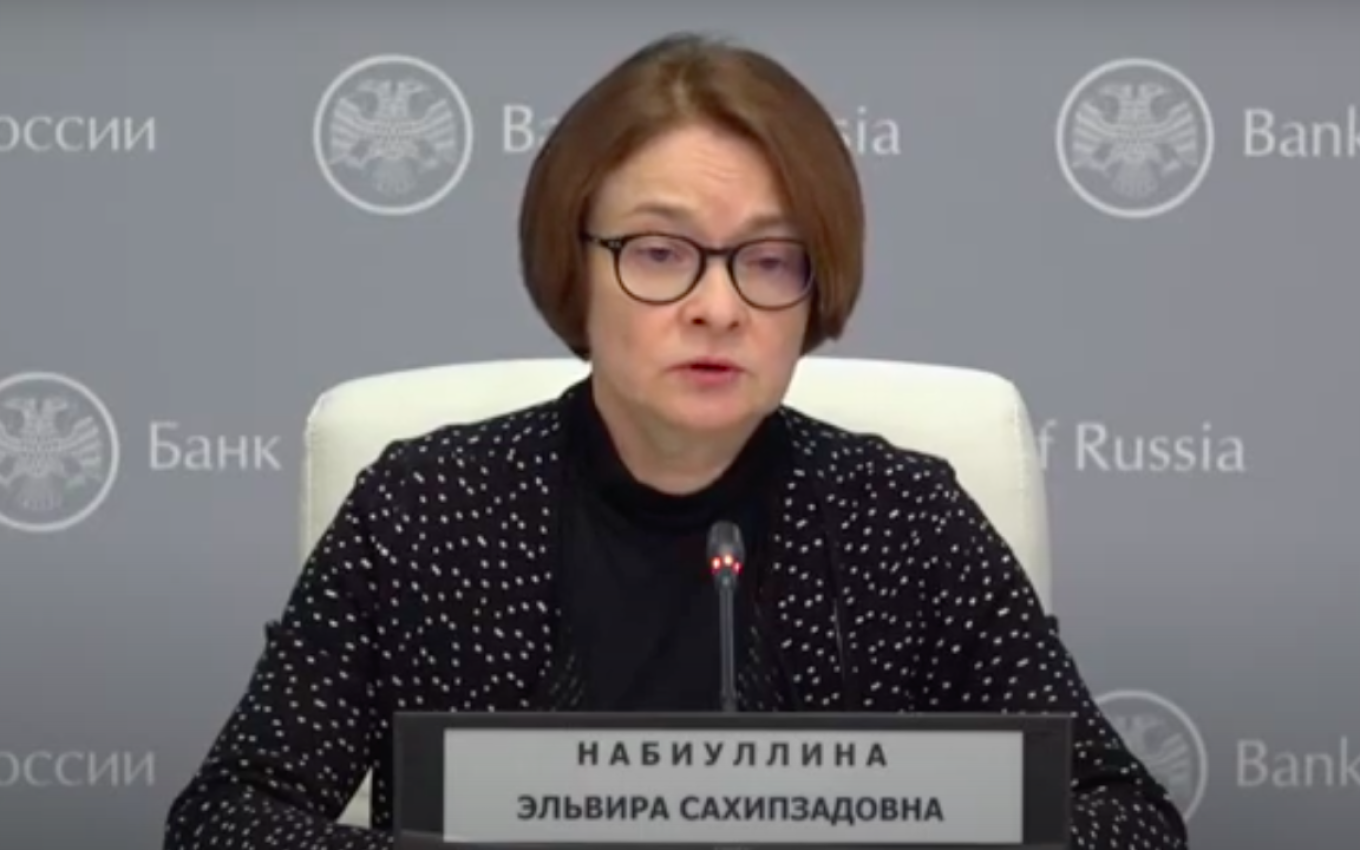 Строгая черная с искрой блузка председателя ЦБ как бы намекает нам, что ситуация в гораздо большей степени черная, нежели белая, но на словах все иначе сайт ЦБ