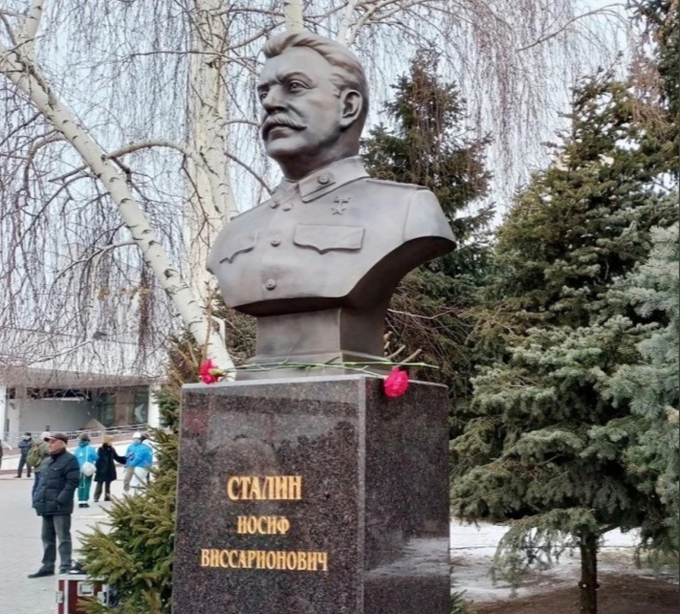 Это далеко не первый памятник Сталину в истории РФ, но впервые вождь-кровопийца открыт как бы в присутствии Путина – без каких-либо его возражений telegram V1