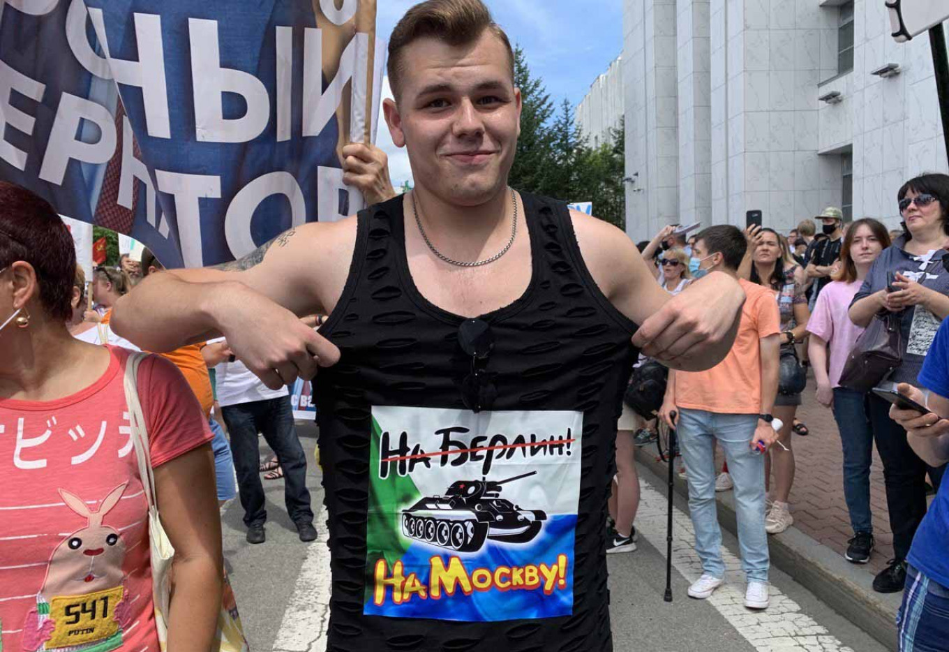 26 июля в Хабаровске митингующий демонстрирует рубашку. Девиз Великой отечественной войны – «На Берлин!» заменен «На Москву!». Эван Гершкович / MT