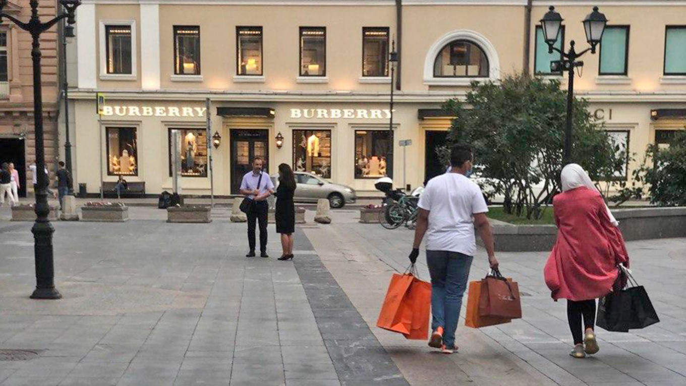 Примета лета - 2021 в Москве - туристы из арабских стран с пакетами из Hermes, Chanel, Loius Vuitton и т.п. Анна Шилова / MT