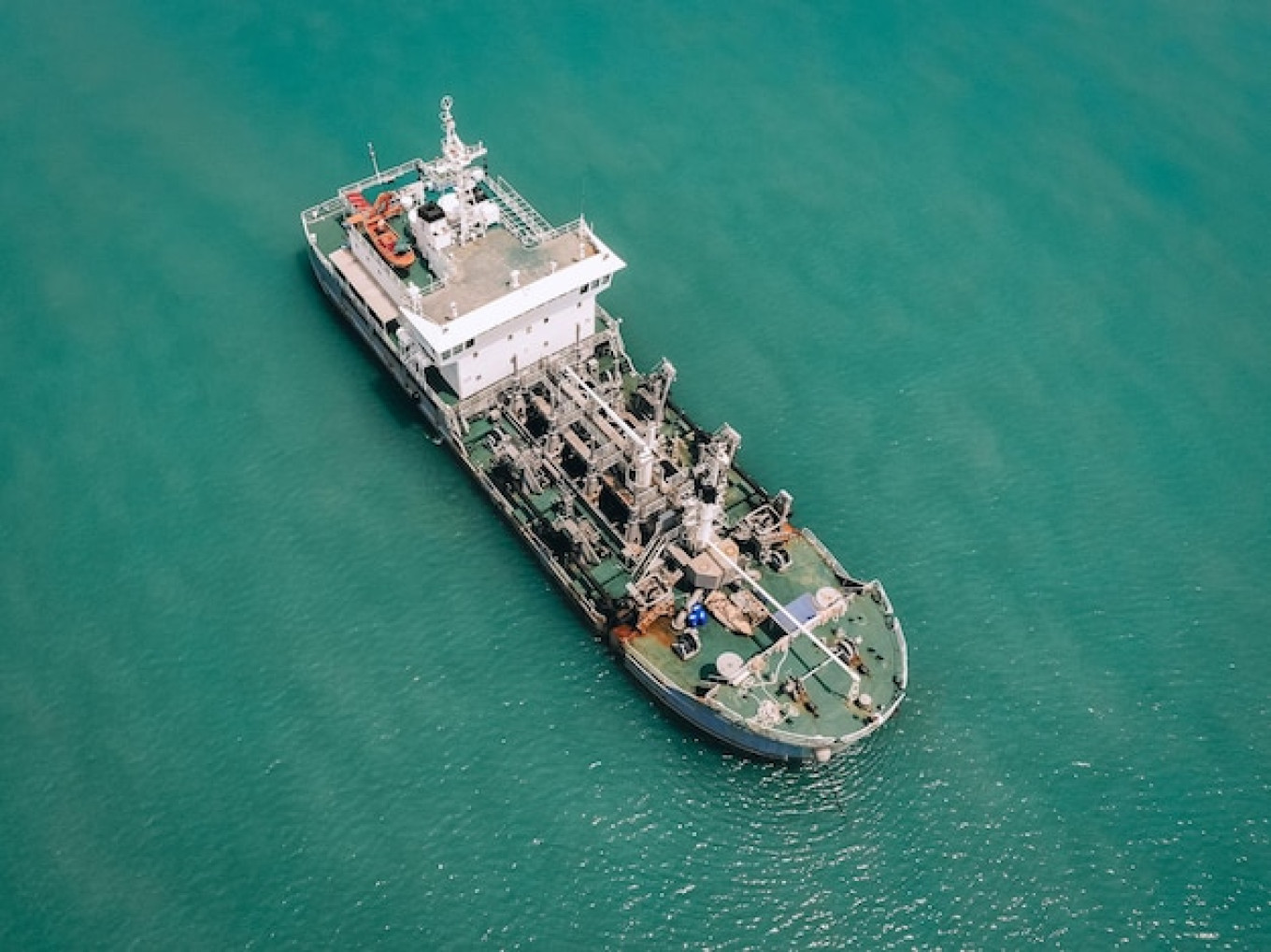 Это плывет не нефть и не нефтепродукты, это уплывают из-под контроля и РФ, и ее западных противников большие деньги Freepik