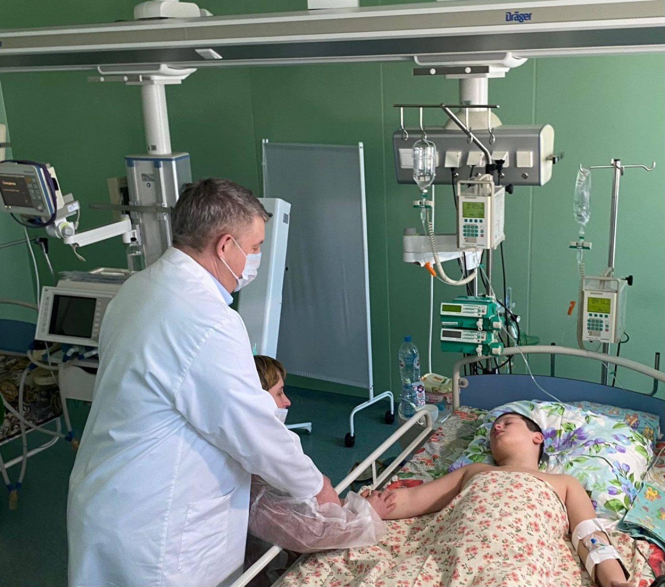 Вот он, губернатор Богомаз, у постели мужественного мальчика Федора телеграм-канал Алесандра Богомаза