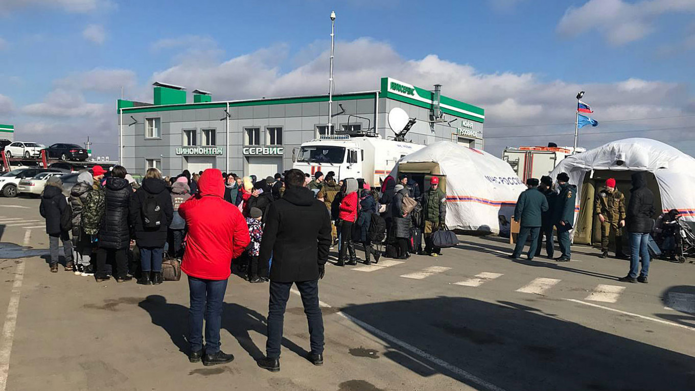Автобус с эвакуированными из Донецка прибывает на пограничный пункт Успенка. Феликс Лайт / MT