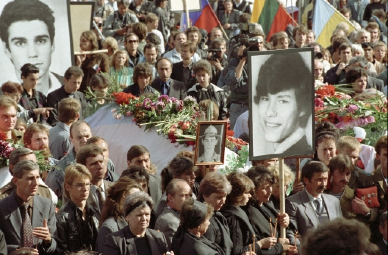 Герои России Владимир Усов, Дмитрий Комарь и Илья Кричевский отдали в 1991 году жизни за свободу, а свобода так и не наступила