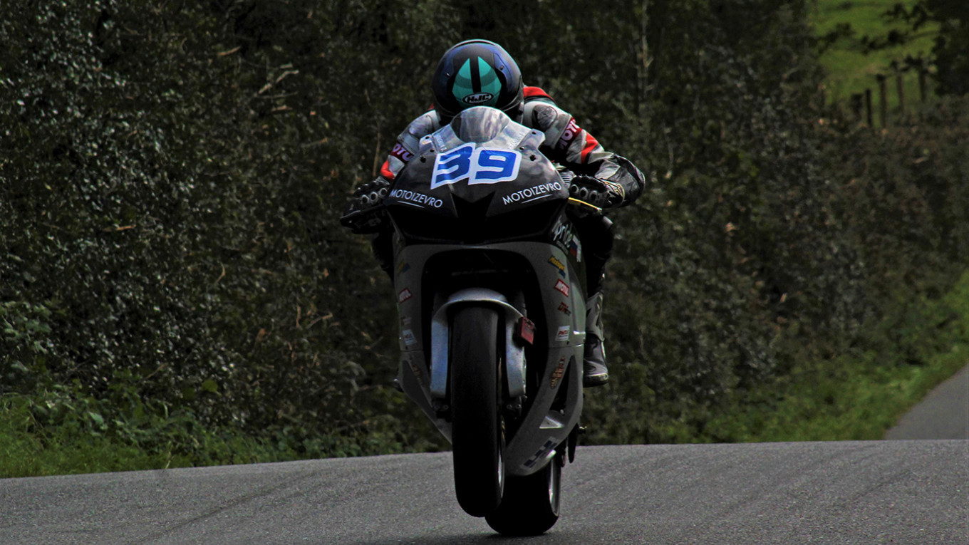 Данила Краснюк мчится по трассе Cookstown 100. Бен МакКук / MT