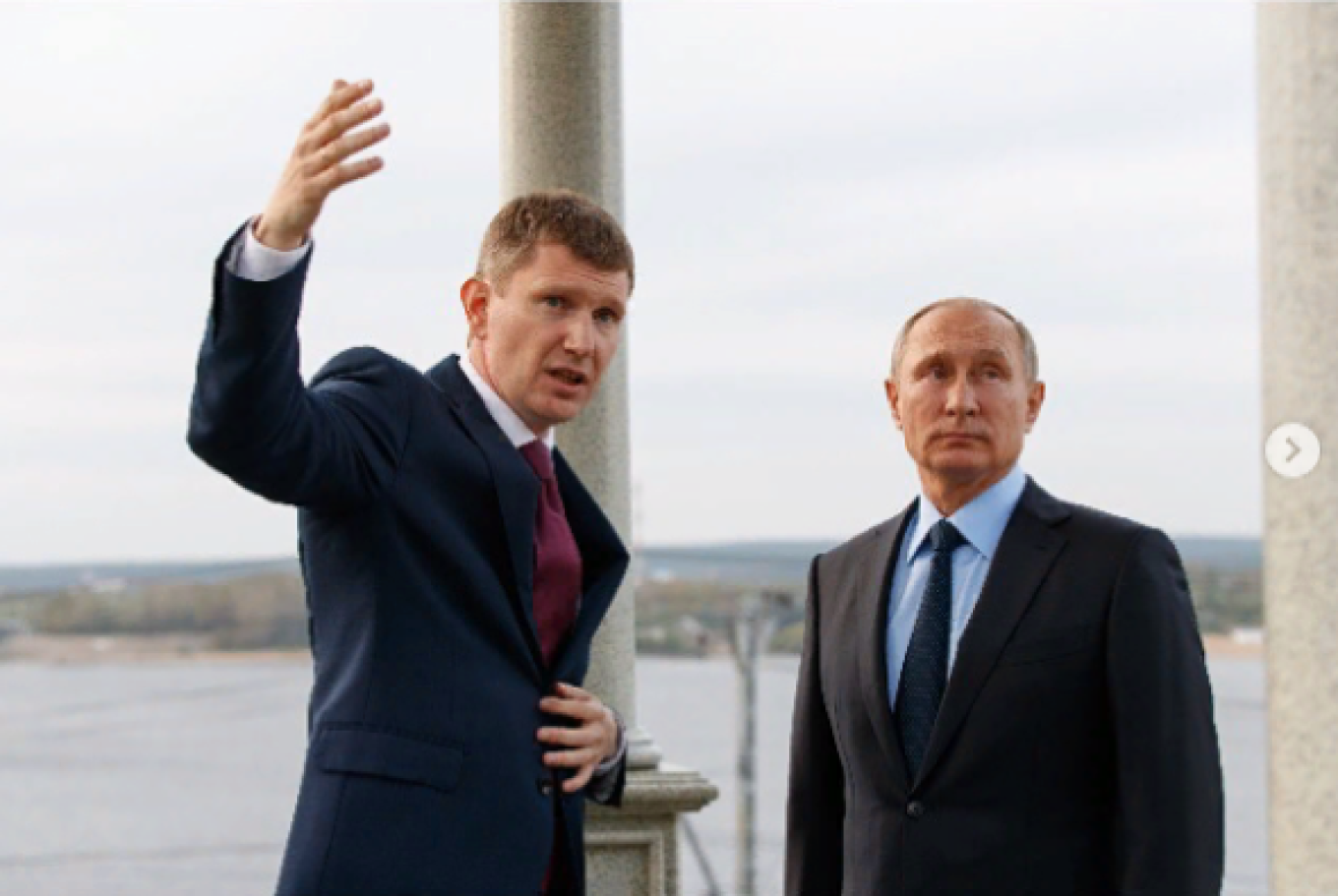 Рисовать радужные перспективы перед единоличным президентом Максим Решетников (слева, вздывмает руки) за время работы министром научился instagram Максима Решетникова