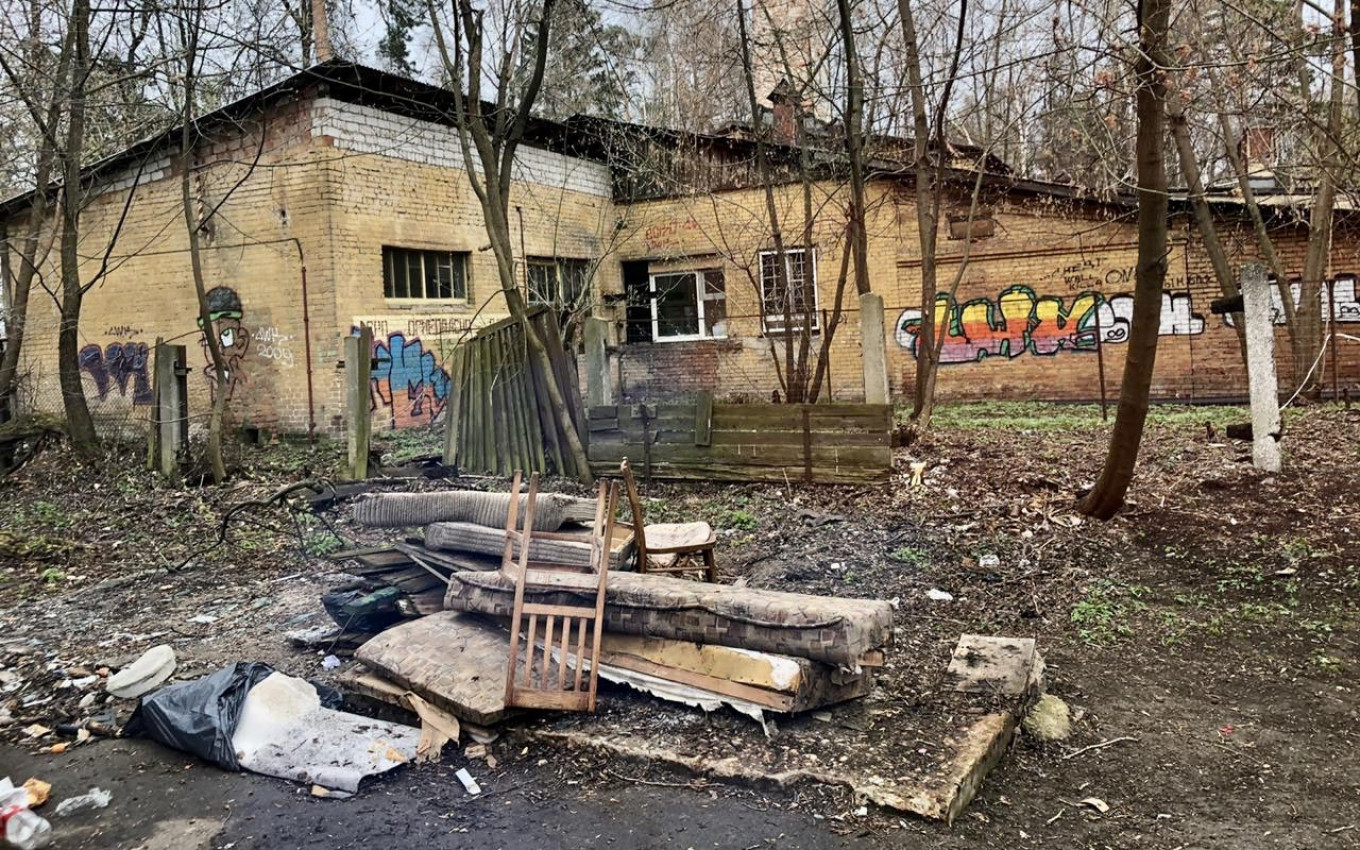Старый дом на окраине Москвы, населенный кубинскими мигрантами. Личный архив Педро Луиса Гарсии.