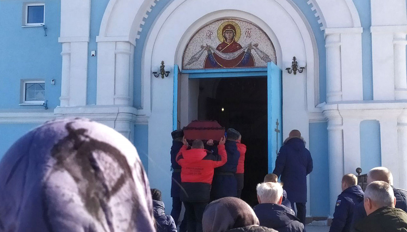 Тело погибшего солдата заносят в церковь. Фото: Кирилл Пономарёв