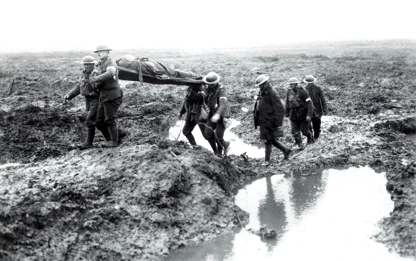 Солдаты несут раненного во время второй битвы при Пашендейле, 1917 г Library and Archives Canada