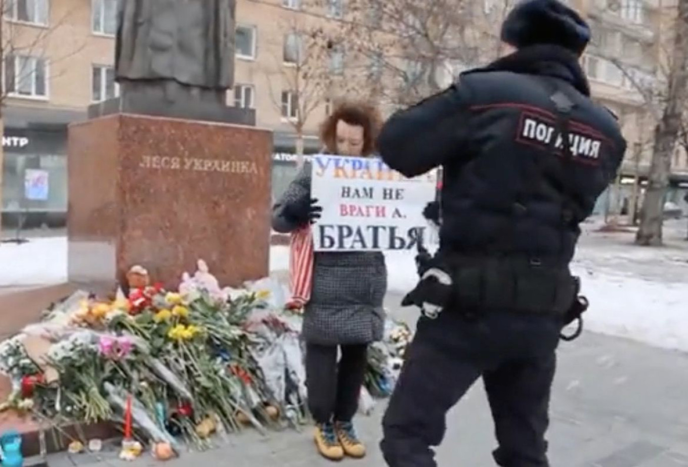 Гражданам де-факто не разрешается выражать мнение публично, этот запрет один из столпов, на которых покоится РФ снимок экрана