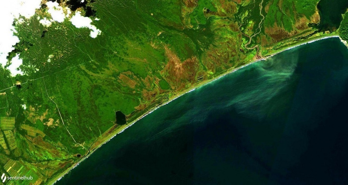 Спутниковый снимок побережья Камчатки 9 сентября. zelenyikot / livejournal / Sentinel Hub / Greenpeace