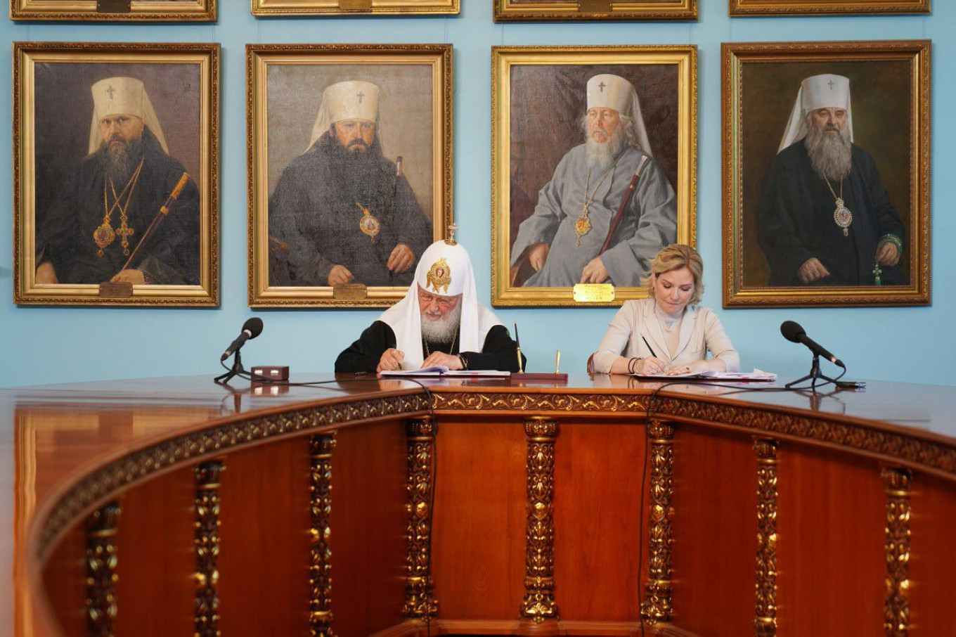Министр культуры Ольга Любимова (справа) и патриарх Московский и всея Руси Кирилл Гундяев провожают шедевр св. Андрея Рублева в мастерские имени Грабаря – в предпоследний путь