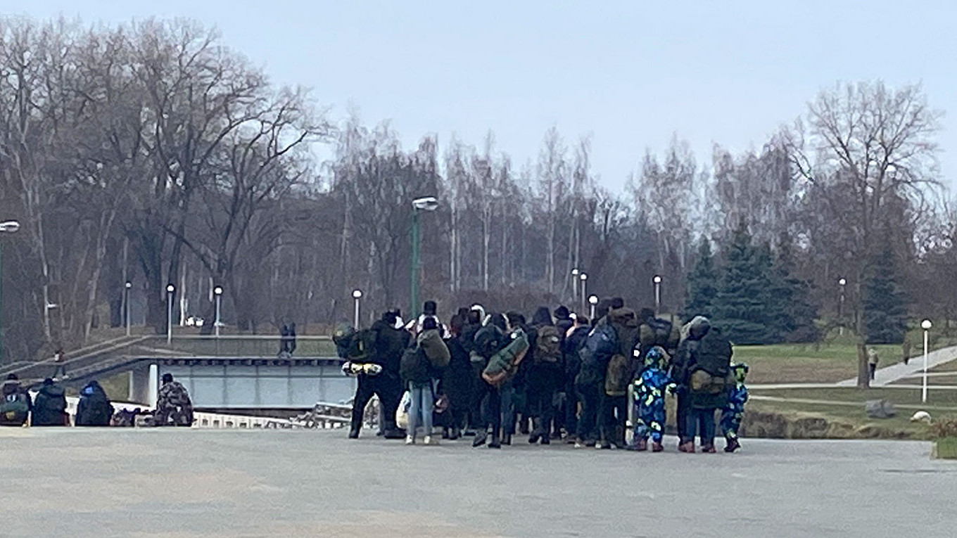 Группы мигрантов отправляются к польской границе каждые полчаса. Фото: Пётр Сауэр/ MT
