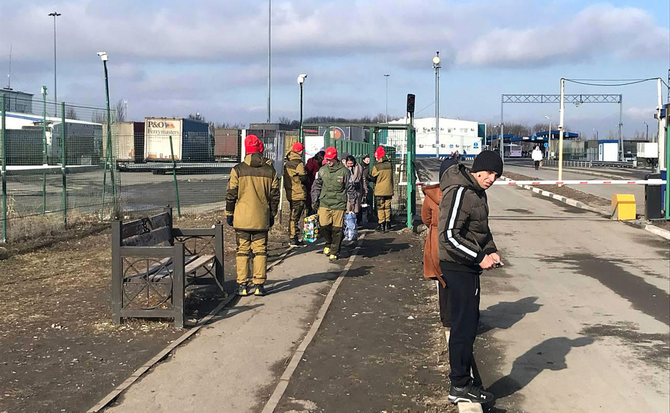 Волонтеры в форме Объединенного народного фронта встречают эвакуированных на границе с Донецкой народной республикой. Феликс Лайт / MT