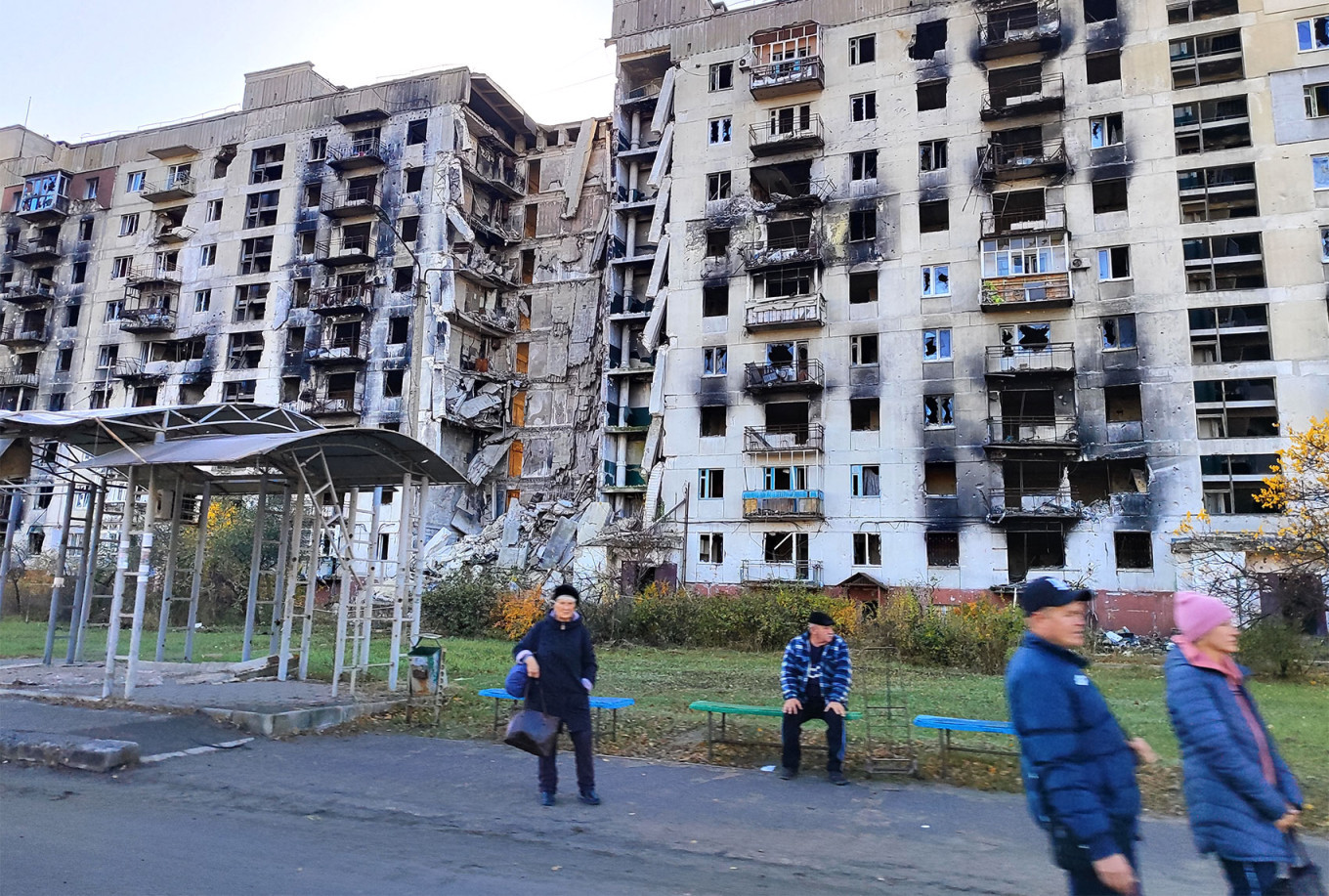 Разрушенные дома на окраине города МТ