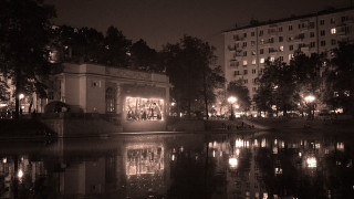 Фильмы на кинофестивале Patriki Film Festival показывают прямо на берегу знаменитого пруда.