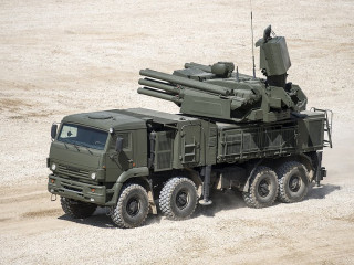 Это система ПВО «Панцирь С1» на шасси «Камаза», защищает москвичей и валдайцев, например Владимира Путина