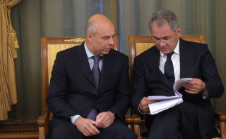 Министр финансов Антон Силуанов (слева) за время войны как следует вник в хозяйственные расчеты министра обороны Сергея Шойгу
