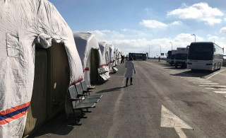 Медицинские палатки для беженцев выглядят пустыми.