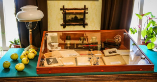 Антоновка лежит на столе в музее Ивана Бунина в Ельце.