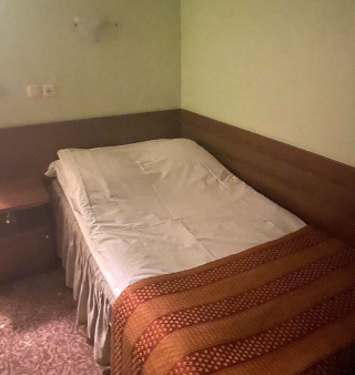 Мигранты платят тысячи долларов за проживание в тесных гостиничных номерах таких отелей, как «Спутник».