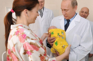 Этой фотографии 16 лет, если на руках у Владимира Путина новорожденный мальчик, уже через пару лет он возьмет в руки автомат. Если, конечно, останется в руках у Путина