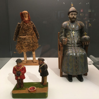 Игрушки коллекции Костаки, в том числе Николай II, из Нижнего Новгорода.