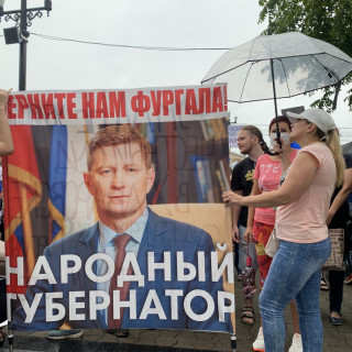 Протестующие собираются в течение 22 дней подряд после того, как 10 июля был арестован губернатор Хабаровского края Сергей Фургал.