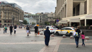 Арабские туристы в Москве около отеля Four Seasons