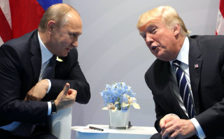 Два обвиняемых в разнообразных преступлениях, Владимир Путин (его ждут в Гааге, слева) и Дональд Трамп (его судят в США), легко находят общий язык