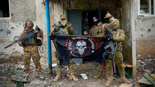 Ыстық жас қыз жігітінің мүшесін сорып алады Ескі пысықтар