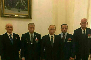 Это старое, глубоко довоенное фото плохого качества, но на нем есть Дмитрий Уткин (крайний справа, позывной «Вагнер») и Владимир Путин (в центре)