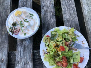 Обед в Ferma Cafe: окрошка на кефире и салат из свежих овощей.