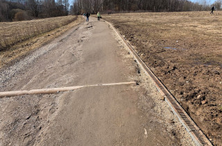 Спешно прокладывая "ливневую канализацию" строители заблокировали существовавшие ранее водостоки. Апрель 2021 г.