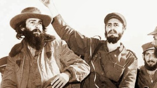 Они были не разлей вода, Камило Сьенфуэгос (слева) и Фидель Кастро, но Камило неожиданно погиб