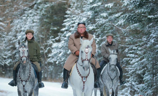 Любовь Ким Чен Ына к лошадям привлекла внимание всего мира в прошлом году, когда он дважды поднялся на священную гору Пэктусан верхом на белом жеребце.