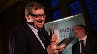 Сергей Плохий, получающий награду в 2019 году, и председатель жюри Сергей Гуриев