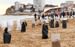 Картина с мешками, в которых песок смешан с мазутом, может неоднократно повториться