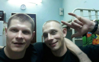 Убийца (слева) и насильник в тюрьме. Потом убийца пошел убивать украинцев, потом вернулся и теперь подозревается в убийстве