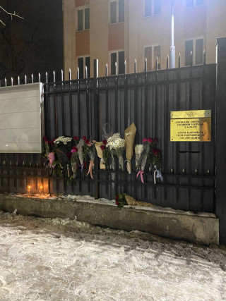 Цветы у посольства России в Алма-Аты