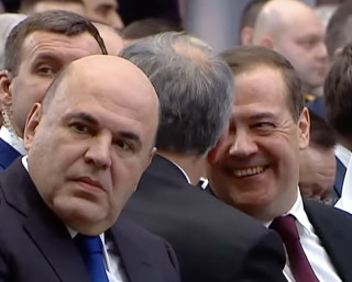   Нынешний председатель правительства Михаил Мишустин потрясен необходимостью найти столько денег, а прежний, Дмитрий Медведев, безоблачно счастлив
