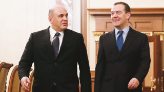 Дмитрий Медведев (справа) остался в прежней роли главного «ястреба» и защитника интересов военно-промышленного комплекса, а Михаилу Мишустину возможности несколько подрезали