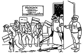   Перевод. На стене вывеска: «Поликлиникка Кремль, ежедневный прием». Пациент с отрезанной ногой несет флажок «Эстония», на лавочке сидят «Латвия» и «Литва». Мясника с пилой и ножом узнать нетрудно: Сталин