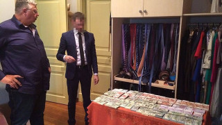 Деньги, примерно 100 млн рублей, сперва у Бельяннова (слева) отобрали, потом вернули, а потом к нему в дом явились грабители и опять отобрали