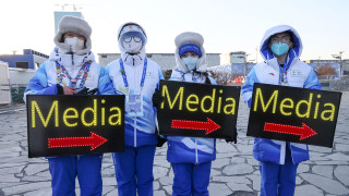  Волонтеры у главного пресс-центра Олимпиады-2022.