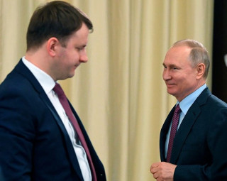 Самостоятельности у помощника президента Орешкина (слева) нет, и можно подумать, что ключевая ставка ЦБ выросла по поручению Кремля