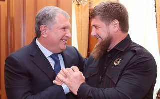 Взаимная привязанность нефтяного лидера Игоря Сечина (слева) и чеченского лидера Рамзана Кадырова основана на их бескрайних полномочиях