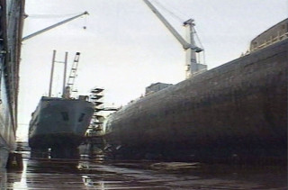 При подъеме подлодки «Курск» (на фото в доке справа) Smit, в частности, занималась в 2001 г. отрезкой разрушенной взрывом части первого отсека